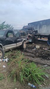 Dos lesionados deja choque entre tráiler y camioneta.