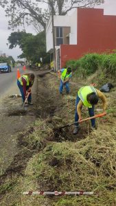 Intensifican labores de desazolve y limpieza integral para prevenir inundaciones en la colonia Fortaleza