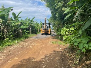 Trabajan en rehabilitación con tendido de escoria, en caminos de Santa Lucía Potrerillo