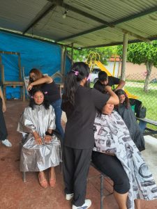 Llevan cortes de cabello gratuitos, a Puente Blanco