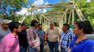 Alcalde de Fortín anuncia trabajo en equipo con vecinos para rehabilitar vialidades en Villa Libertad