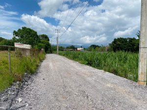 Más acciones viales en Santa Lucía Potrerillo con trabajos de compactación