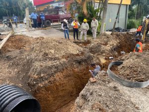 Avanza etapa final en calle del Recinto Ferial de Fortín; concluyen asfalto e introducen drenaje