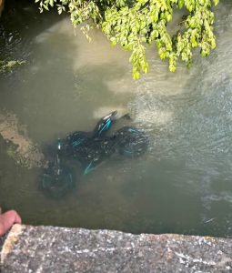 CAE MOTOCICLETA DE PUENTE, MUERE CONDUCTOR