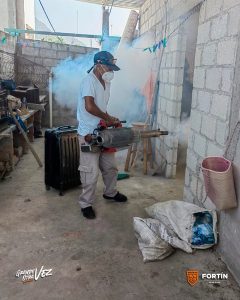 Fumigan viviendas de Puente Blanco en Fortín