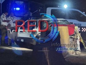 Se impacta contra muro, muere taxista y acompañante en Coatepec