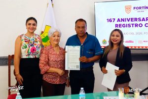 Reciben actas de nacimiento en ceremonia conmemorativa del Registro Civil