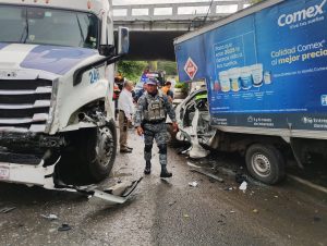 Trailer impacta a camioneta, un prensado