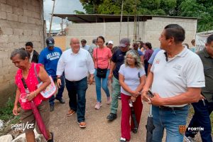 Presidente Municipal escucha y atiende a vecinos de la colonia Framboyanes