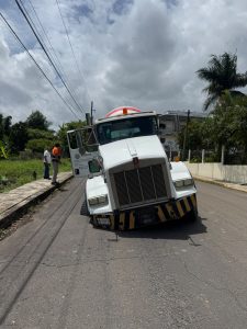 Socavón en Fortín provoca que Tolva quede atrapada