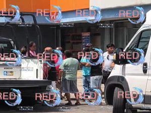 Cae de una camioneta en movimiento y muere
