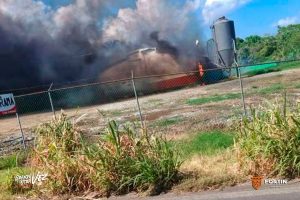 Combate PC Fortín y rescatistas incendio en granja avícola, en Monte Salas.