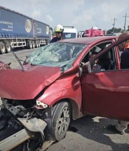 CHOQUE FRONTAL DEJA UN MUERTO Y CUATRO LESIONADOS.
