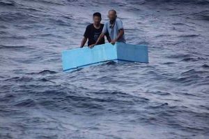 PESCADORES SOBREVIVEN EN UNA HIELERA