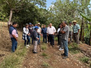 Autoridades municipales analizan próxima obra con habitantes de Monte Blanco.